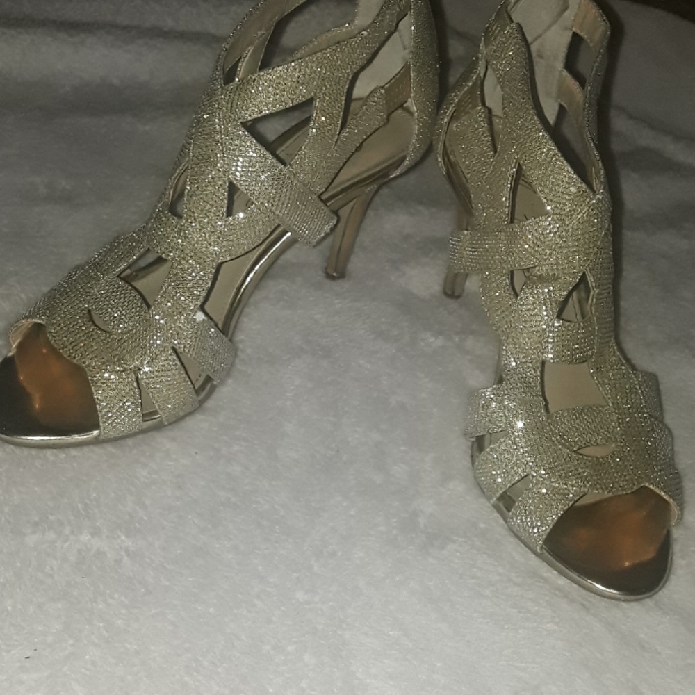Golden heels - Picture 2 of 2